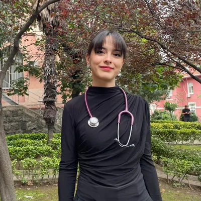 Nadide Eroğlu — İstanbul Üniversitesi Tıp Fakültesi öğrencisi, Arc Akademi ortaokul özel ders ve koçluk koçu